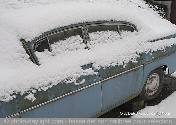 automobile sous la neige